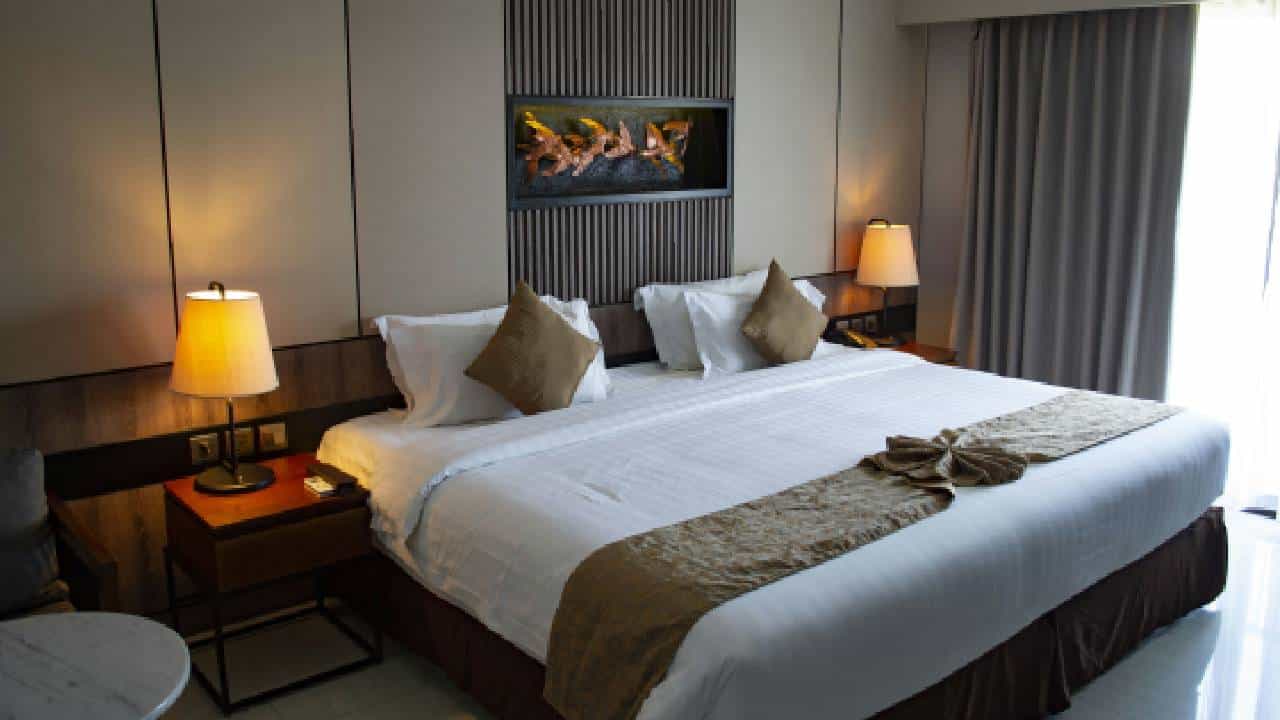 Hotel Secrets: एखाद्या हॉटेलमध्ये खाण्याची आणि राहण्याची एक वेगळीच मजा असते. हॉटेलमध्ये अशा अनेक गोष्टी असतात ज्या सहसा घरी नसतात. त्यामुळेच हॉटेलमध्ये राहिल्याने एक वेगळा अनुभव मिळतो.
