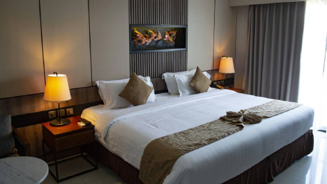 Hotel Secrets: एखाद्या हॉटेलमध्ये खाण्याची आणि राहण्याची एक वेगळीच मजा असते. हॉटेलमध्ये अशा अनेक गोष्टी असतात ज्या सहसा घरी नसतात. त्यामुळेच हॉटेलमध्ये राहिल्याने एक वेगळा अनुभव मिळतो.