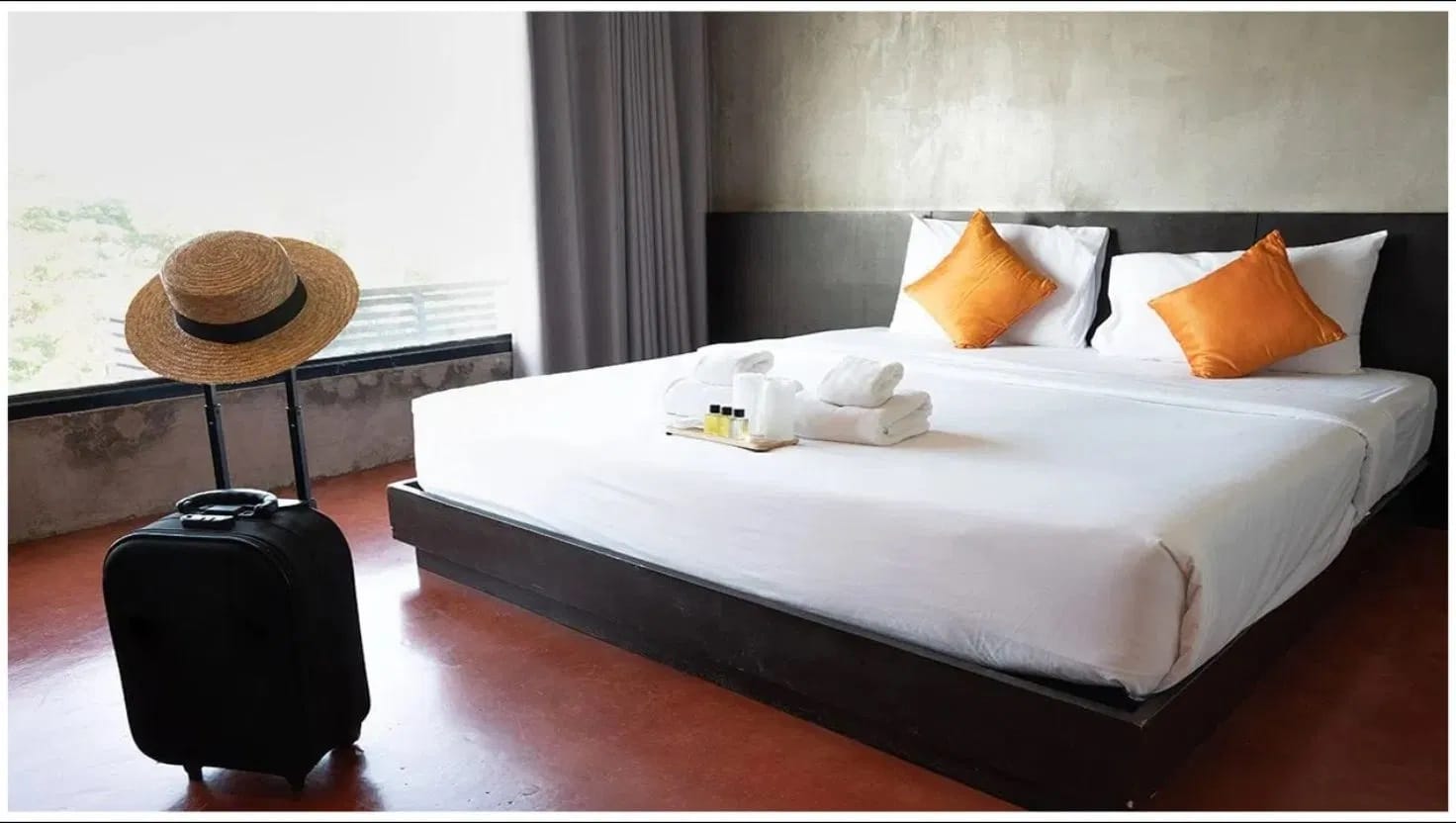 घरी, आपण बऱ्याचदा आपल्या अलार्म घड्याळाच्या आवाजाने जागे होतो. हॉटेल्सना असे वातावरण हवे असते जिथे पाहुणे घड्याळाकडे न पाहता आराम करू शकतील.  