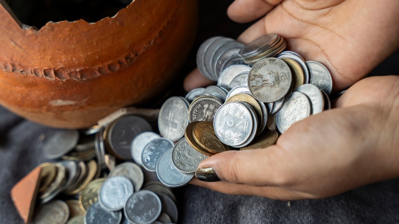 प्रत्येक मूल्याच्या नाण्यासाठी वेगवेगळा खर्च येतो. नाण्याच्या निर्मितीसाठी नाण्याच्या वास्तविक मूल्यापेक्षा जास्त खर्च सरकारला करावा लागतो.