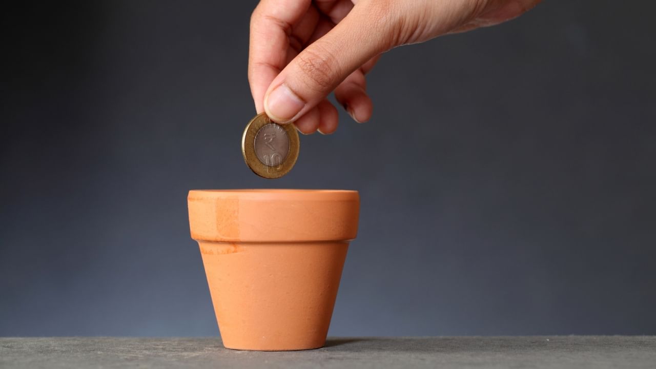 भारतातील चलनाची छपाई आणि व्यवस्थापन रिझर्व्ह बँक ऑफ इंडिया (RBI) द्वारे हाताळले जाते. तर मूल्यांचे नियमन करण्याची जबाबदारी भारत सरकारची असते.