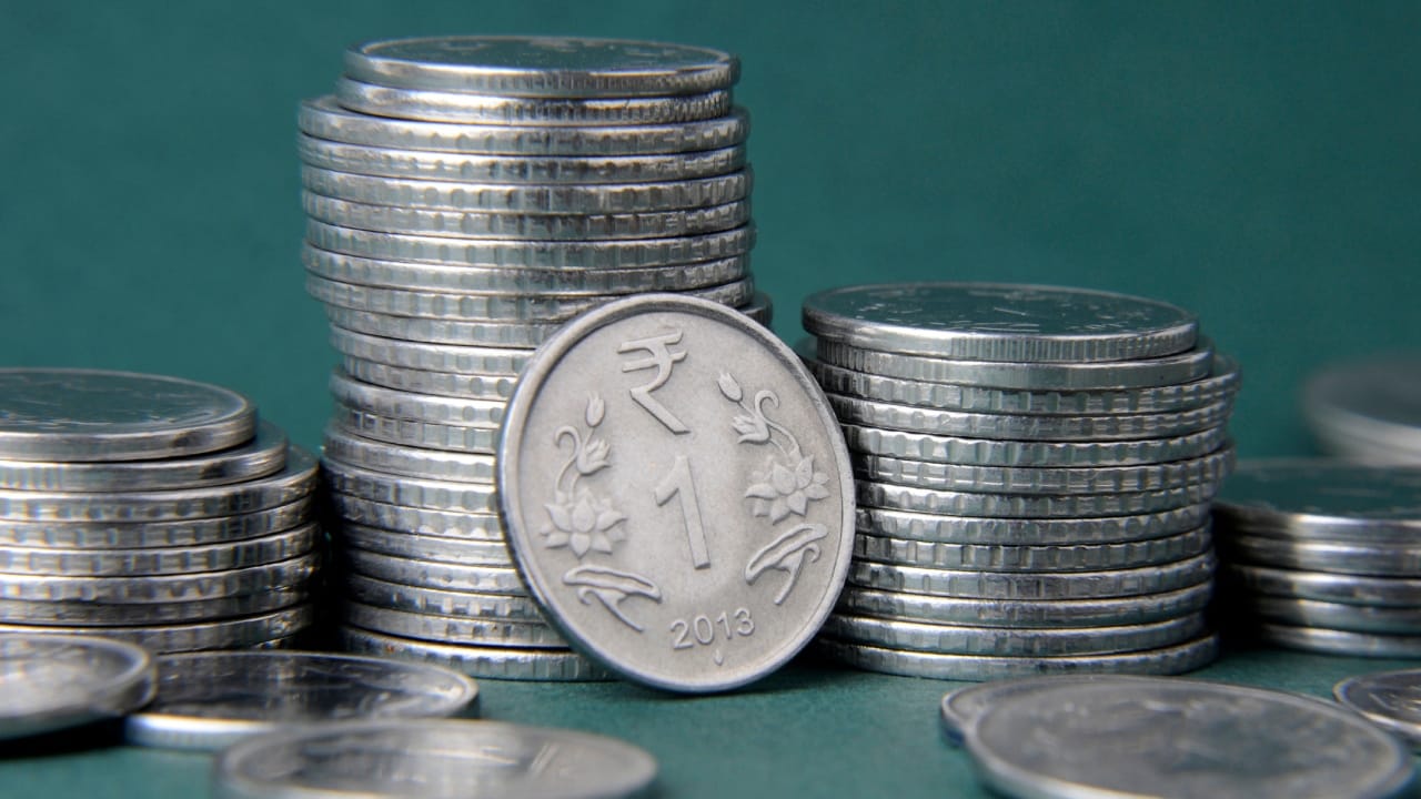 भारत सरकारकडून अनेक चलनाची निर्मिती केली जाते. १ रुपयांच्या नाण्यापासून २० रुपयांच्या नाणीही सरकारकडून बनवली जातात.