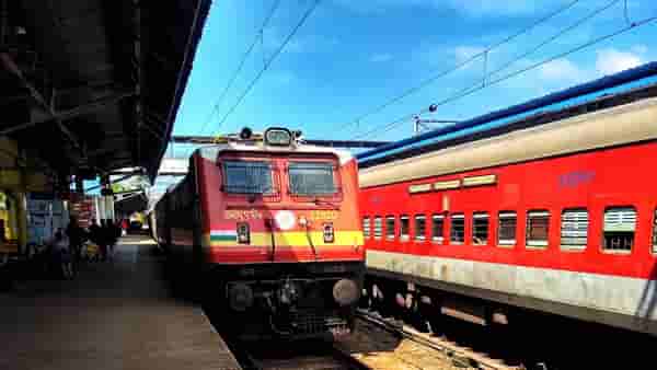Indian Railway : ट्रेन सुटायच्या 5 मिनिटे आधी मिळते कन्फर्म तिकीट, कसे ते पाहा