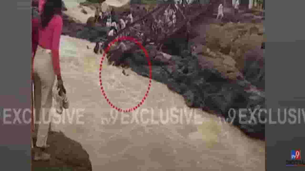 Indrayani River Bridge : बघता क्षणी पूल कोसळला, नेमकं काय घडलं? माणसं वाहून जातानाचा बघा VIDEO