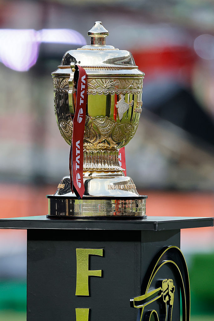 पंजाब किंग्सने नाणेफेकीचा कौल जिंकून गोलंदाजी स्वीकारली आहे. तर रॉयल चॅलेंजर्स बंगळुरु हे फलदांजी करत आहेत. यंदाच्या आयपीएलची खास बाब म्हणजे पंजाब किंग्स आणि रॉयल चॅलेंजर्स बंगळुरु हे दोन्हीही संघ पहिल्यांदाच अंतिम सामना खेळत आहेत.