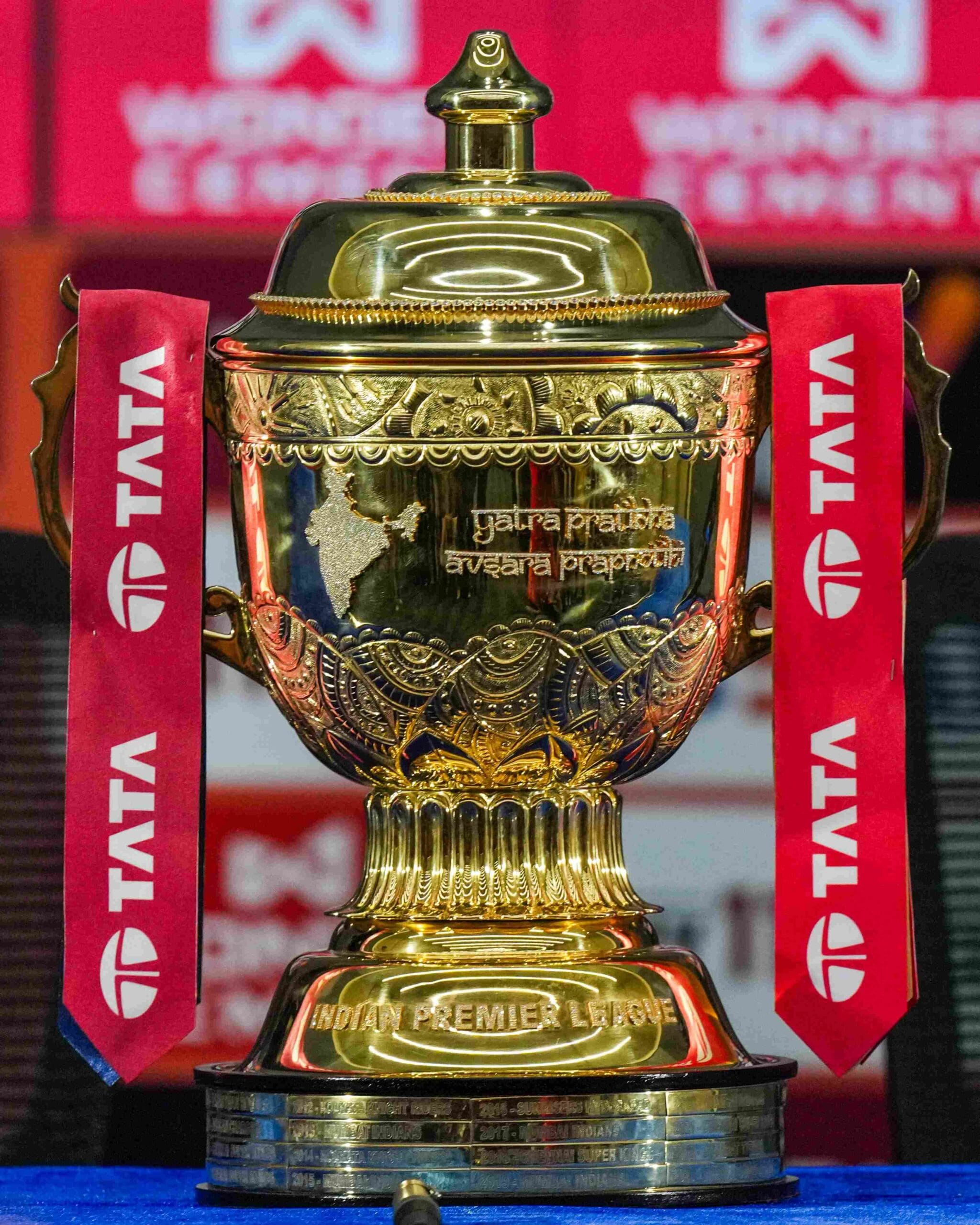 संस्कृत श्लोक वगळता आयपीएलच्या ट्रॉफीवर यापूर्वीच्या विजेत्या संघांची नावं लिहिलेली असतात. तसेच त्यांनी कोणत्या वर्षी ही स्पर्धा जिंकली याबद्दलही लिहिलेले असते. 