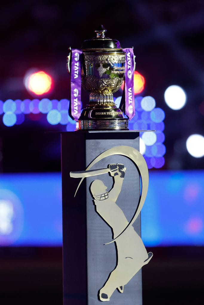 आयपीएल 2025 स्पर्धा जिंकणाऱ्या संघाला रोख बक्षीस आणि त्यासोबतच ट्रॉफी दिली जाते. ही ट्रॉफी उंचावणं अनेकांचं स्वप्न असतं.