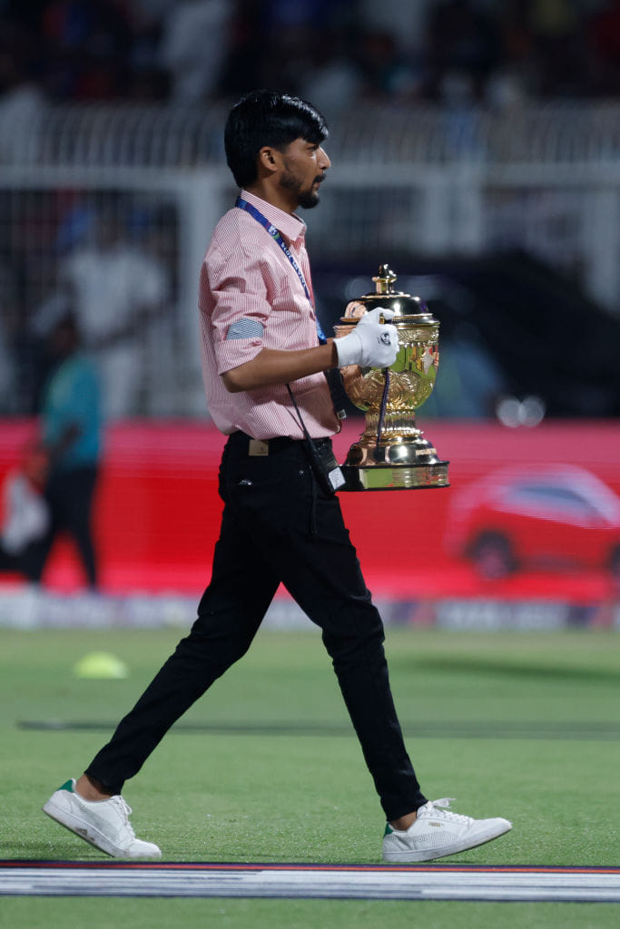 जर तुम्ही आयपीएलची ट्रॉफी पहिली तर तुम्हाला कळेल की या ट्रॉफीवर बऱ्याच गोष्टी लिहिलेल्या असतात. सोनेरी रंगात सजलेली ही ट्रॉफी डोळ्यांचं पारणं फेडणारी असते.