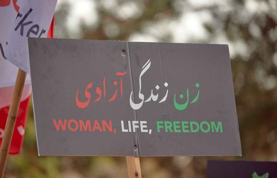 इराण - इराणमध्ये १९७९ मध्ये इस्लामिक क्रांती झाल्यापासून इराणमध्ये महिलांच्या पोशाखांबाबत कडक कायदे आहेत. नऊ वर्षांपेक्षा जास्त वयाच्या सर्व महिला आणि मुलींनी सार्वजनिक ठिकाणी डोके आणि मान झाकणारा हिजाब घालणे आवश्यक आहे . तसेच हात आणि पाय झाकणारे सैल कपडे घालणे आवश्यक आहे. पुरुषांनीही त्यांचे हात आणि पाय झाकले पाहिजेत असा तेथील कायदा आहे.  हे पालन करत नाहीत त्यांना पोलिसांकडून  अटक केली जाते आणि दंड आकारला जातो, तसेच फटके मारण्याची शिक्षा दिली जाते.  योग्य सार्वजनिक पोशाखाबद्दल पुनर्शिक्षण अभ्यासक्रमात प्रवेश दिला जातो.२०२२ मध्ये, २२ वर्षीय इराणी कुर्द महसा अमिनी हिने ड्रेस कोडचे उल्लंघन केल्याच्या आरोपाखाली तिला अटक झाल्यानंतर इराणमध्ये सरकारविरोधी निदर्शने सुरू झाली.या महिला तुरुंगात बेशुद्ध झाली  तिला तीन दिवसांनी  रुग्णालयात नेण्यात आले जिथे तिचा मृत्यू झाला. तिच्या मृत्यूमुळे संतप्त झालेल्या निदर्शक महिलांनी अन्याय करणारे कायदे रद्द करण्याची मागणी केली.