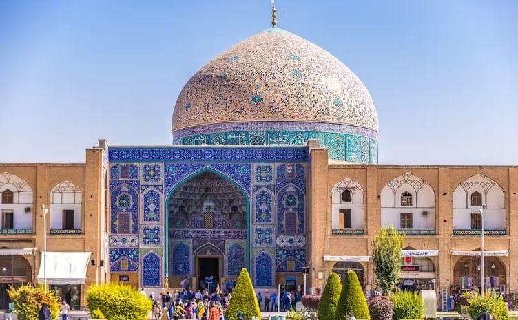 इराणचा गोल्ड रिझर्व्हच्या उत्पन्नाचा सर्वात मोठा स्रोत ऑईल आहे. याच बळावर इराणने त्याच बळावर गोल्ड रिझर्व्ह 320 मे.टन आहे.