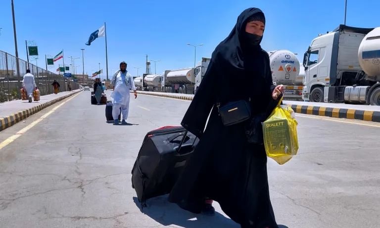 इराणमध्ये महिलांसाठी खास ड्रेस कोड ठेवलेला आहे. येथे महिलांना सार्वजनिक जागी हिजाब परिधान करणे बंधनकारक आहे.  महिलांना डोके झाकल्याशिवाय घराबाहेर पडणे कायद्याने गुन्हा आहे. 