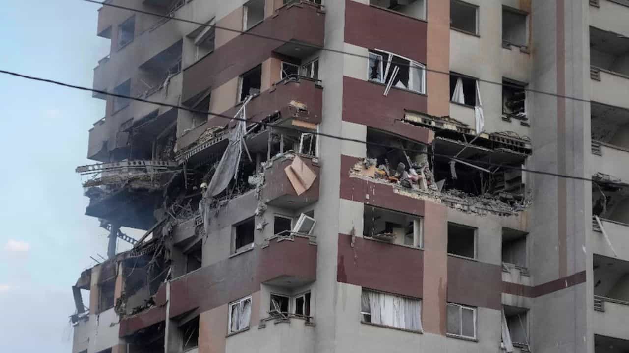 Israel Attack Iran : अणूउर्जा प्रकल्प उद्ध्वस्त, क्षेपणास्त्र केंद्र नष्ट, शास्त्रज्ञ-कमांडर ठार...इस्त्रायलने इराणवर का केला इतका भीषण हल्ला?