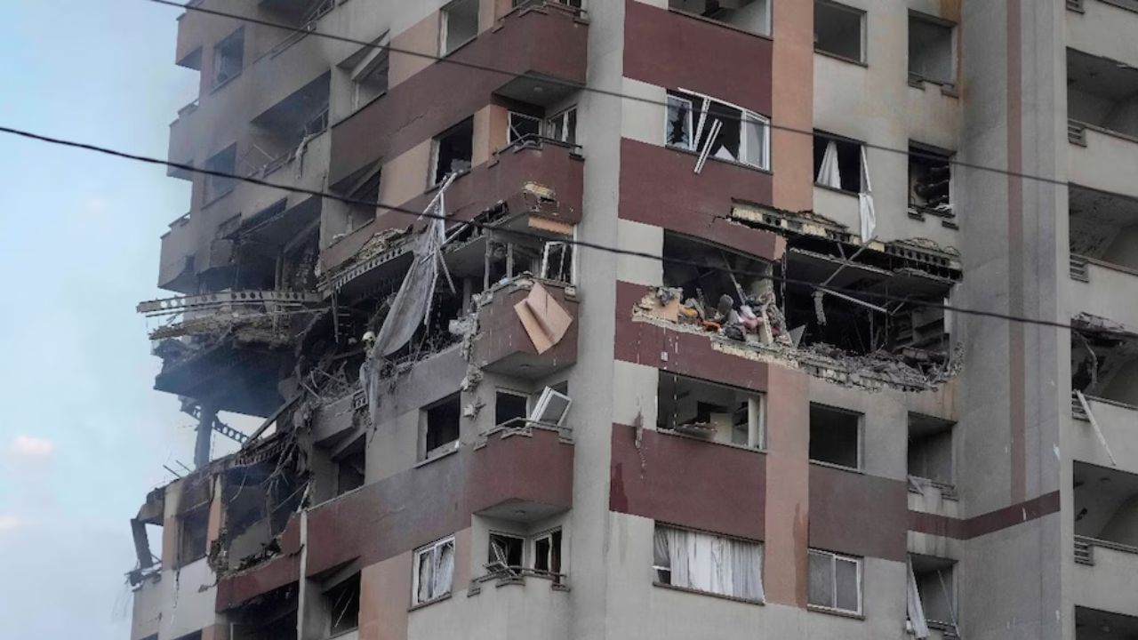 Israel Attack Iran : अणूउर्जा प्रकल्प उद्ध्वस्त, क्षेपणास्त्र केंद्र नष्ट, शास्त्रज्ञ-कमांडर ठार...इस्त्रायलने इराणवर का केला इतका भीषण हल्ला?