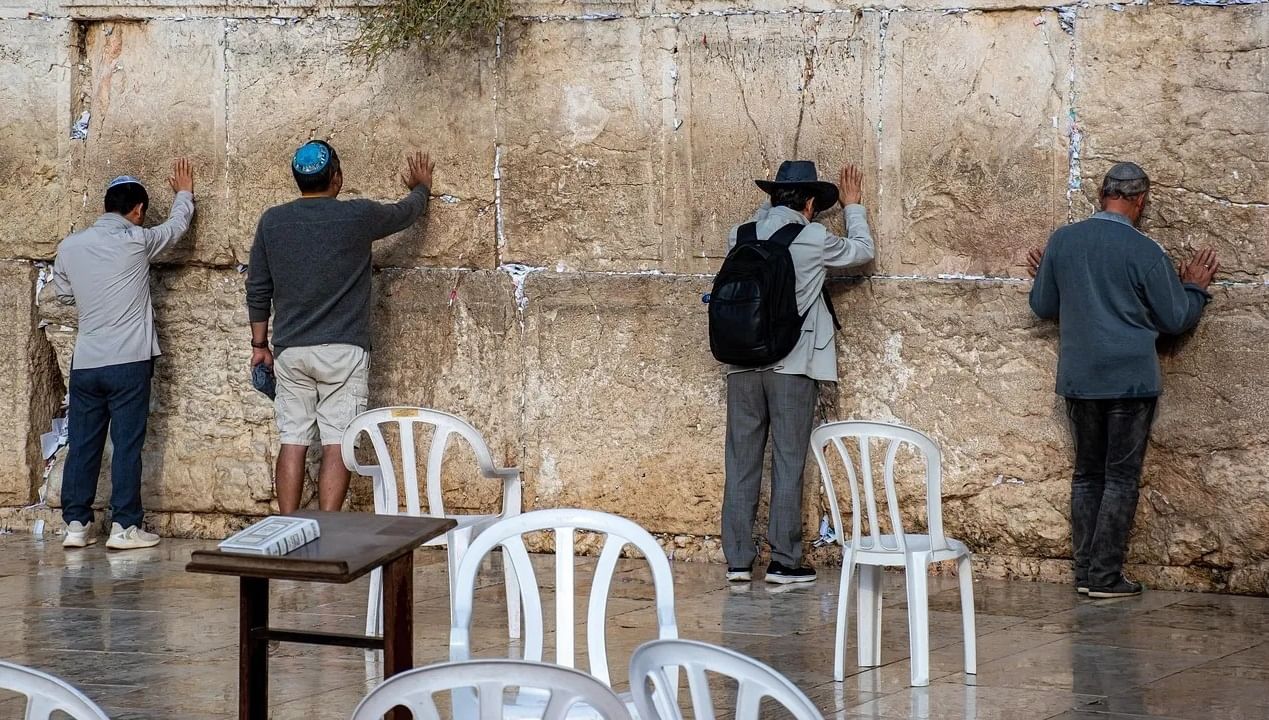 खास बाब म्हणजे की पश्चिमेशी वाढता तणाव आणि कठोर शरियत कायद्याचे पालन येथे असले तरी इराणमध्ये राहणारे ज्यू हा देश सोडून इस्राईलला जाण्यास नाखूश आहेत. असे का याबाबत इराणचे तज्ज्ञ आणि इस्राईली गुप्तचर संस्थेचे माजी अधिकारी डेव्हीड निसार म्हणतात ज्यूंना इस्राईलला आणण्यासाठी अनेकदा प्रोत्साहन दिले गेले. परंतू बहुतांशी ज्यू इस्राईलला जाऊ इच्छीत नाहीत. त्यांच्या अनेक पिढ्या येथे राहिल्याने, आर्थिक आणि सुरक्षा यामुळे त्यांना इराण सोडायचे नाही.