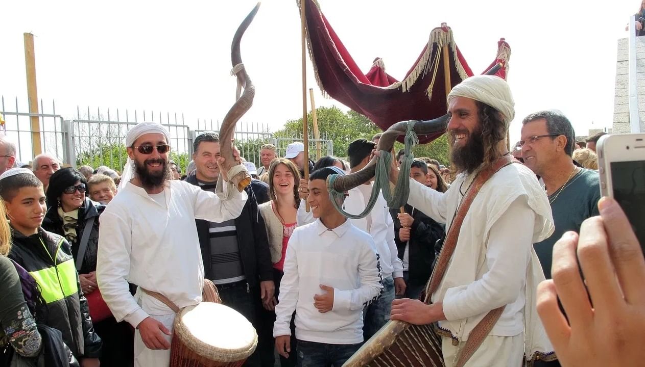 सध्या इराणमध्ये ३० ज्यू प्रार्थनास्थळे आहेत. तेथे ज्यू शाळा आणि रेस्टॉरंट्स देखील आहेत. येथे राहणाऱ्या ज्यूंना कोणत्याही दडपणाशिवाय त्यांची ज्यू जीवनशैली अंगिकारण्याची परवानगी आहे. इराणमध्ये अधिकृत धार्मिक अल्पसंख्याक म्हणून, त्यांचे हक्क कायदा आणि येथील घटनेद्वारे संरक्षित आहेत आणि त्यांचा संसदेत एक प्रतिनिधी देखील आहे असे इराण तज्ज्ञ आणि माजी इस्रायली गुप्तचर अधिकारी डेव्हिड निसान यांनी सांगितले .