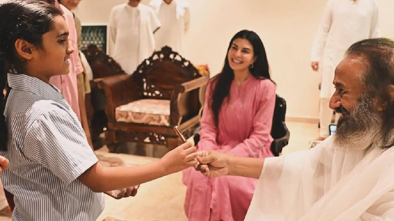 'हाऊसफुल 5' या चित्रपटाच्या यशानंतर आता अभिनेत्री जॅकलिन फर्नांडिस अध्यात्म आणि निसर्गाच्या सानिध्यात वेळ घालवण्याला प्राधान्य देत आहे. 
