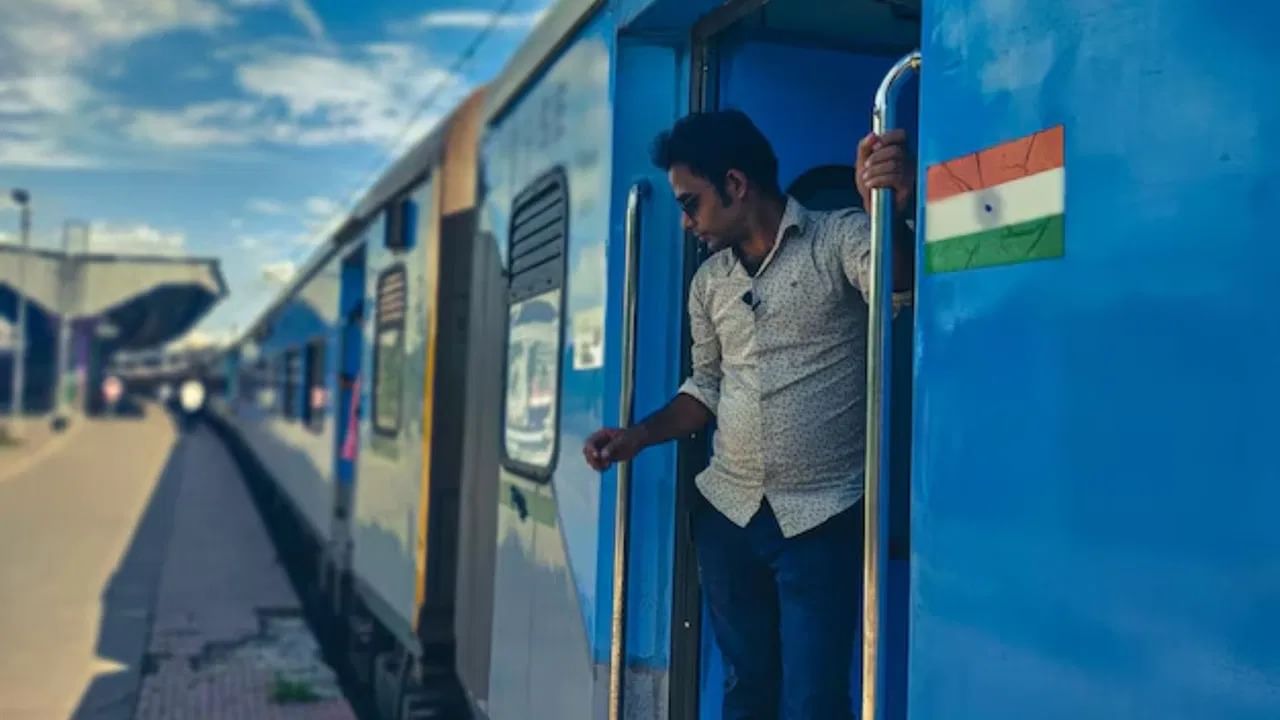 फिरायला जाणं आवडतं नाही, असा माणूस जगात शोधून सापडणार नाही. आपण नेहमीच धकाधकीच्या आयुष्य जगत असतो. त्यामुळे आपल्याला प्रत्येकाला फिरण्याची प्रचंड इच्छा असते. पण फिरायला जायचं म्हटलं की खर्चाचा प्रश्न येतो आणि मग अनेक प्लॅन्स तसेच राहतात.