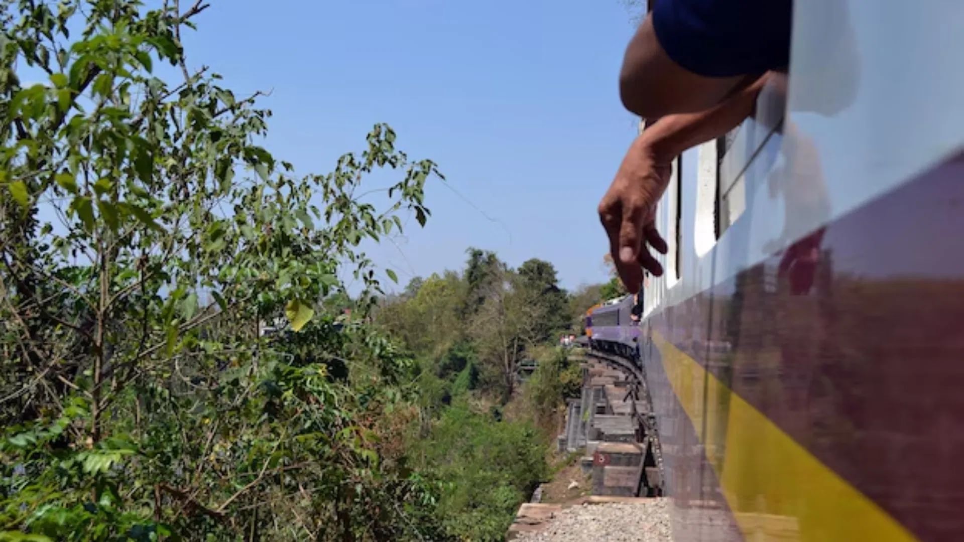 या ट्रेनमध्ये प्रवास करण्यासाठी एक महत्त्वाची अट आहे ती म्हणजे तुमचे वय 21 ते 27 वर्षांच्या दरम्यान असणं गरजेचे आहे. या वयोगटाबाहेरील व्यक्तींना या ट्रेनमध्ये प्रवास करता येत नाही.