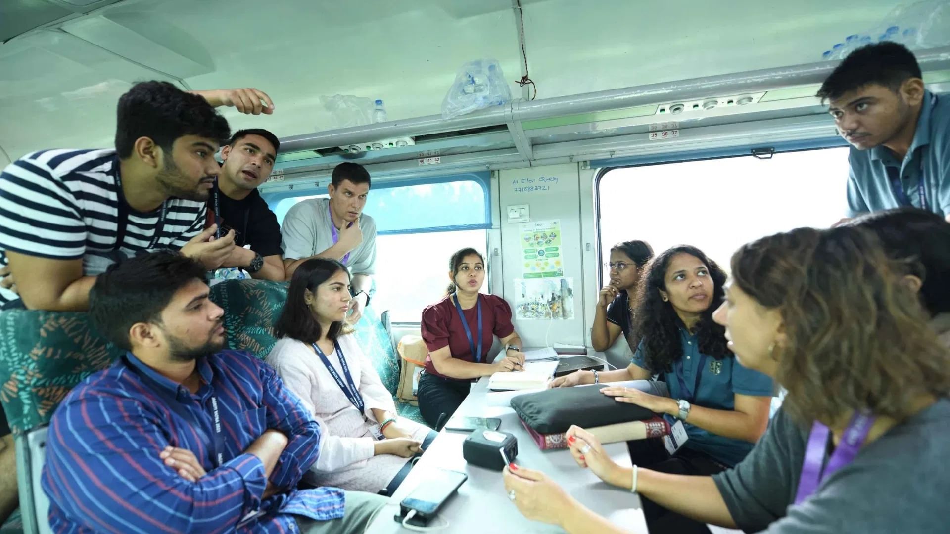 ही ट्रेन दिल्लीपासून आपला प्रवास सुरू करते. दिल्लीनंतर तिचा पहिला थांबा अहमदाबाद येथे येतो. त्यानंतर जागृती एक्सप्रेस मुंबई आणि बंगळूरुमधून जात मदुराईला पोहोचते. मदुराईनंतर ती ओडिशाला जाते आणि त्यानंतर मध्य भारतात प्रवेश करते. सर्व महत्त्वाच्या ठिकाणी फिरल्यानंतर, शेवटी ही ट्रेन पुन्हा दिल्लीला परत येते.