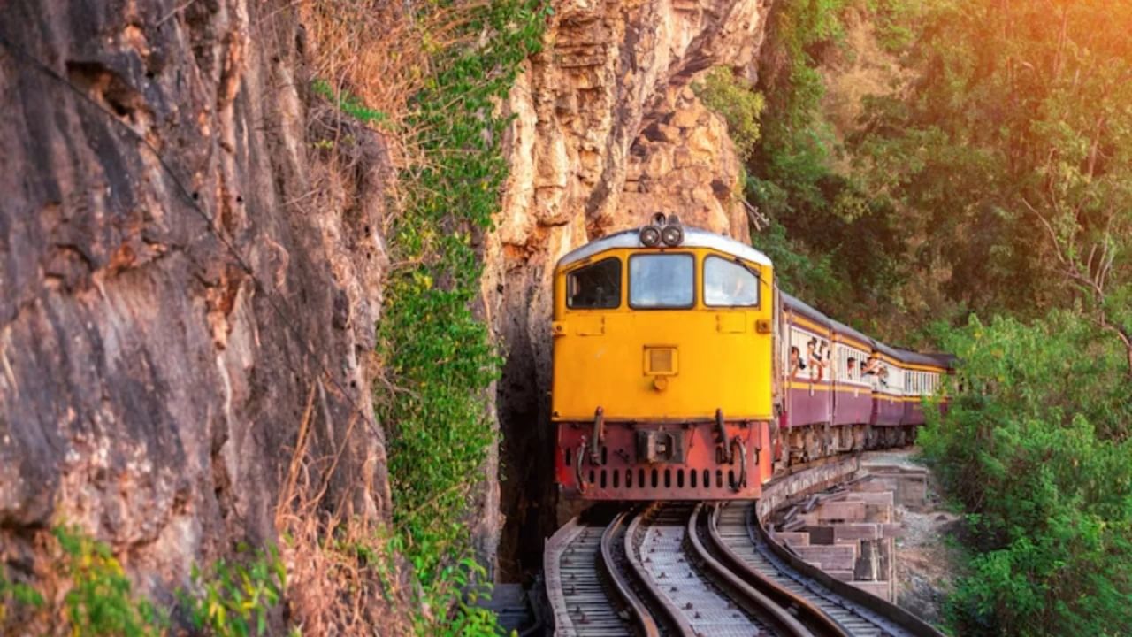 ही ट्रेन अनेक तीर्थक्षेत्रे आणि पर्यटन स्थळांना भेट देते. ज्यामुळे प्रवाशांना भारताची समृद्ध संस्कृती आणि वैविध्य जवळून अनुभवता येते.