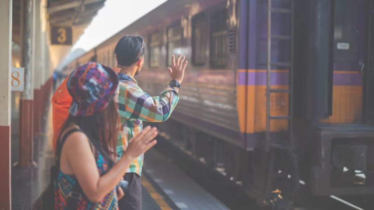 जर तुम्ही 2025 मध्ये या ट्रेनमध्ये प्रवास करण्याचा विचार करत असाल, तर तुम्हाला आताच यासाठी बुकिंग करावी लागेल. यंदा ही ट्रेन 7 नोव्हेंबरला आपला प्रवास सुरू करेल आणि 22 नोव्हेंबरला दिल्लीला परत येईल.