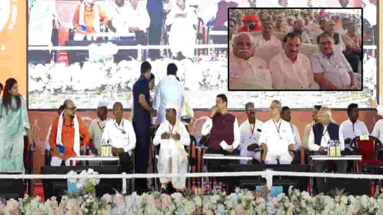 Devendra Fadnavis : फडणवीस मंचावर पण खडसेंना स्थान नाही? मुख्यमंत्र्यांनी नाव घेणंही टाळलं; जळगावात नेमकं काय घडलं?