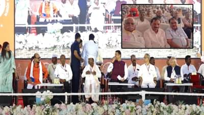 Devendra Fadnavis : फडणवीस मंचावर पण खडसेंना स्थान नाही? मुख्यमंत्र्यांनी नाव घेणंही टाळलं; जळगावात नेमकं काय घडलं?