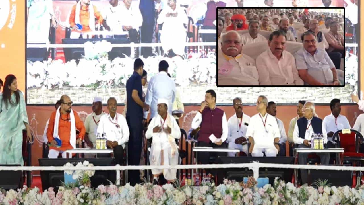 Devendra Fadnavis : फडणवीस मंचावर पण खडसेंना स्थान नाही? मुख्यमंत्र्यांनी नाव घेणंही टाळलं; जळगावात नेमकं काय घडलं? Devendra Fadnavis : फडणवीस मंचावर पण खडसेंना स्थान नाही? मुख्यमंत्र्यांनी नाव घेणंही टाळलं; जळगावात नेमकं काय घडलं?