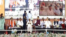 फडणवीस मंचावर, खडसेंना स्थान नाही? नाव घेणंही टाळलं; जळगावात काय घडलं? फडणवीस मंचावर, खडसेंना स्थान नाही? नाव घेणंही टाळलं; जळगावात काय घडलं?