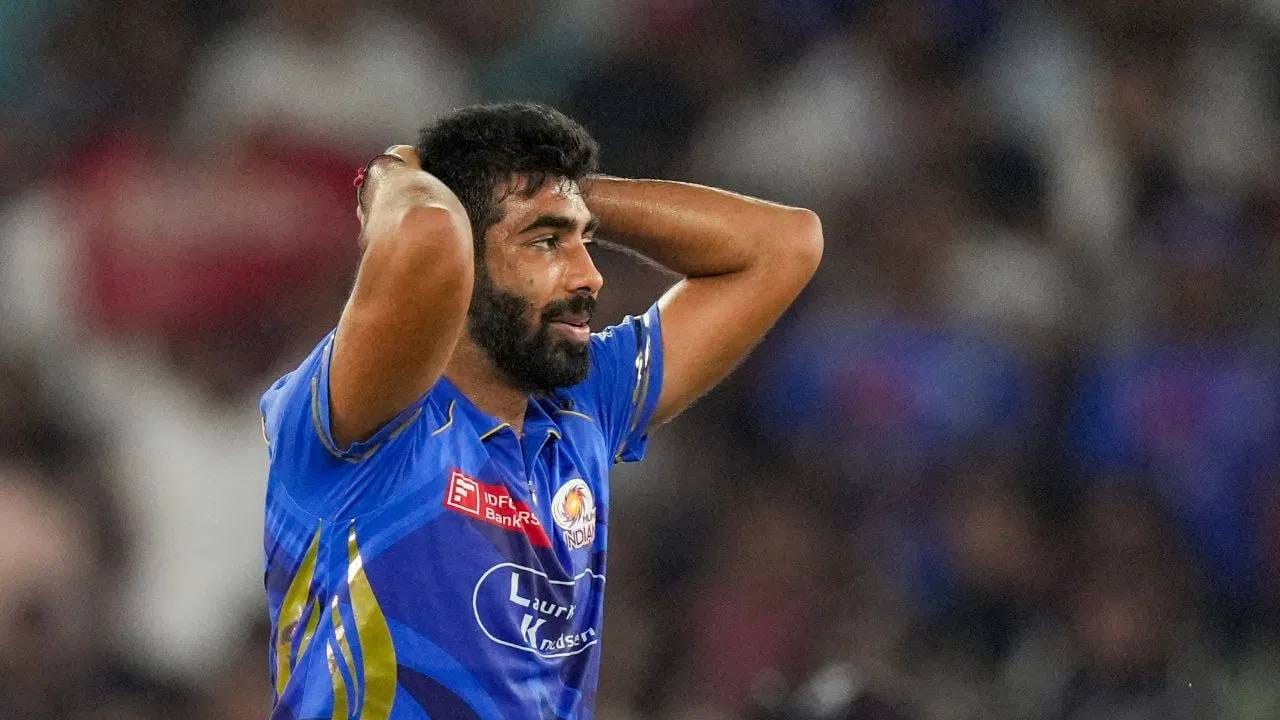 मुंबई इंडियन्सने पूर्ण टुर्नामेंटमध्ये शानदार प्रदर्शन केलं. एलिमिनेटरच्या सामन्यात गुजरात टायटन्सला 20 धावांनी पराभूत केलं. क्वालिफायर 2 मध्ये प्रवेश केला. पंजाब विरुद्ध आपला फॉर्म कायम राखता आला नाही. या सामन्यात मुंबईने प्रथम फलंदाजी करताना 203 धावा केल्या. पण टार्गेटचा बचाव करण्यात मुंबईची टीम कमी पडली. (PHOTO- PTI)