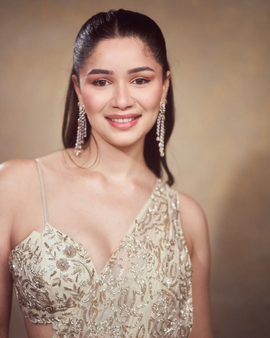 त्यानंतर सकाळी 10 वाजता ती गाडीतच हलकासा मेकअप करते. त्यानंतर साडे दहा वाजता कामासंदर्भात ती वेगवेगळ्या मिटिंग्स घेते.