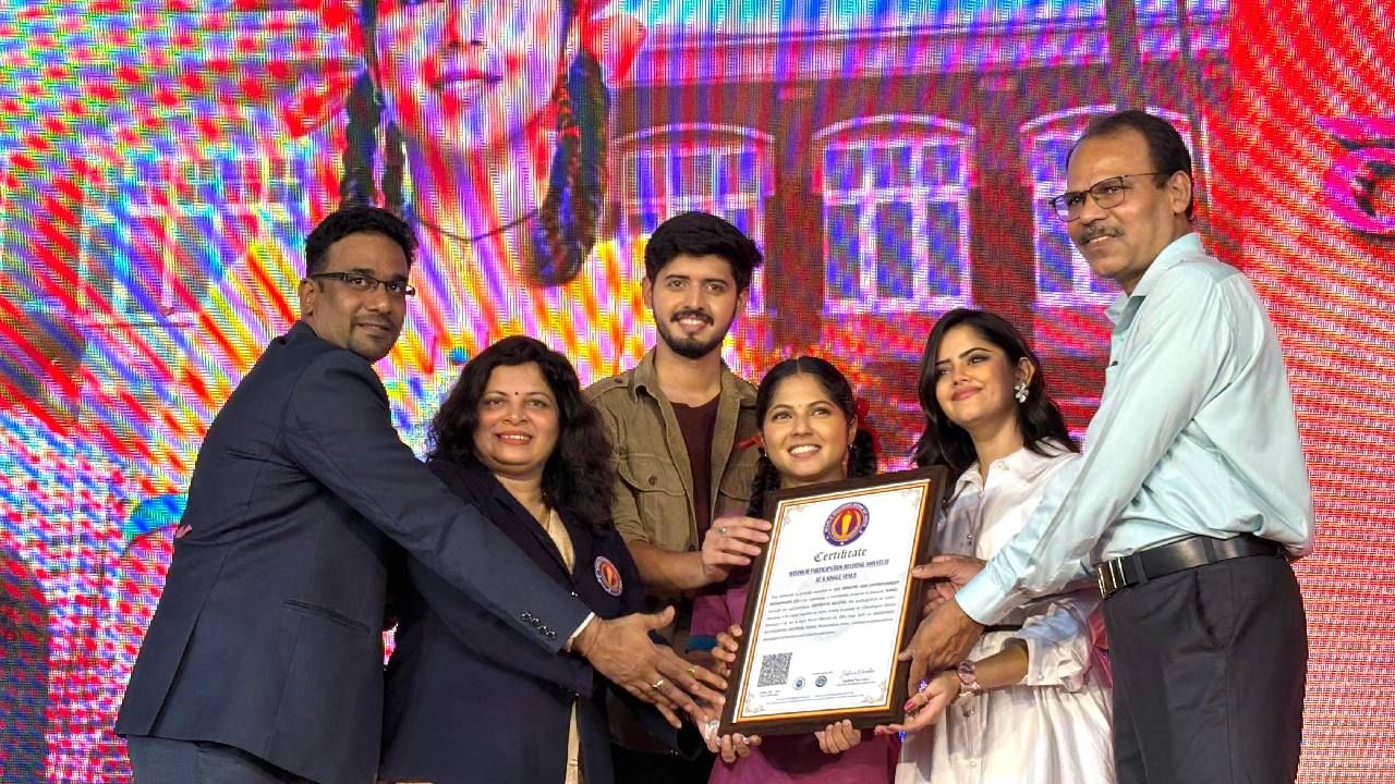 याआधीही मालिकेच्या टीमकडून स्तुत्य उपक्रम राबविण्यात आले होते. कोल्हापूर जिल्ह्यातील कुरुंदवाडमधील शाळेत जाऊन ‘कमळी’ने 100 मुलींना सायकलींचं वाटप केलं होतं. दररोज 8 ते 10 किमीचं अंतर कापून शाळेत जाणाऱ्या विद्यार्थ्यांसाठी ही सायकल खूप उपयोगी पडली. 
