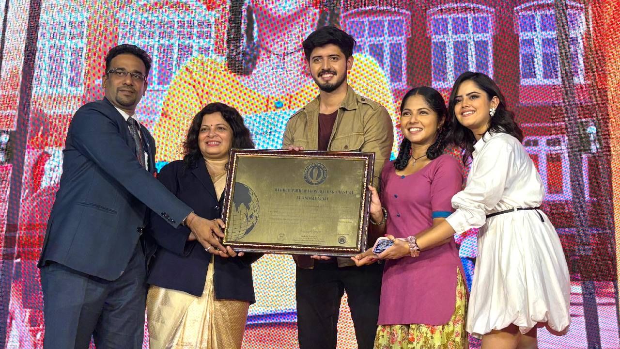 आपल्या शिक्षणाचा उपयोग करुन तिला गावी महाविद्यालय सुरु करायचं आहे, जिथे तिच्यासारख्याच शिक्षणाची ओढ असणाऱ्या अनेक मुली शिकू शकतील. अनोखी कथा आणि मालिकेचे हटके प्रोमो यांमुळे ‘कमळी’ सोशल मीडियावर आधीपासूनच चर्चेत आहे. 
