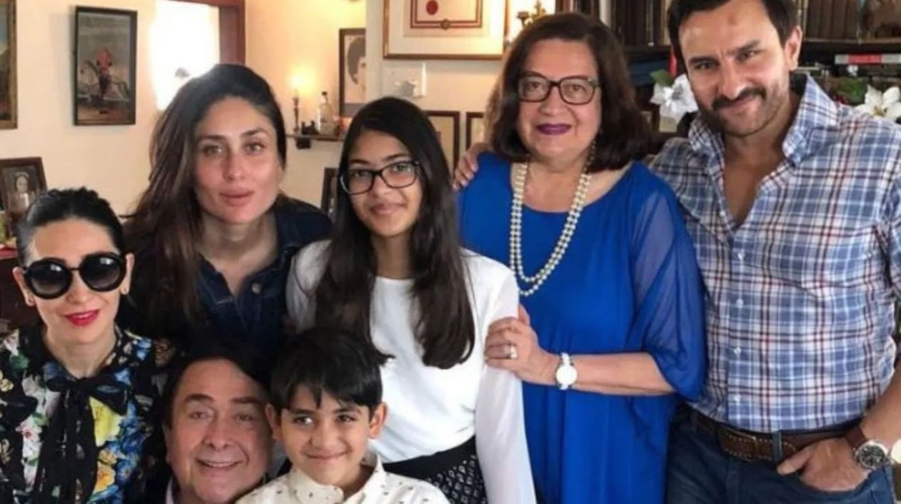  करिश्मा कपूरला घरी "लोलो" म्हटले जाते. तिचे वडील पंजाबी आहेत आणि आई ब्रिटिश वंशाची आहे. तिचे वडिल रणधीर कपूर १९८८ मध्ये वेगळे झाले होते. त्यानंतर तिचे संगोपन तिची आई बबिता हिने केले. अनेक वर्षे वेगळे राहिल्यानंतर, २००७ मध्ये तिचे आई-वडील पुन्हा एकत्र आले. 