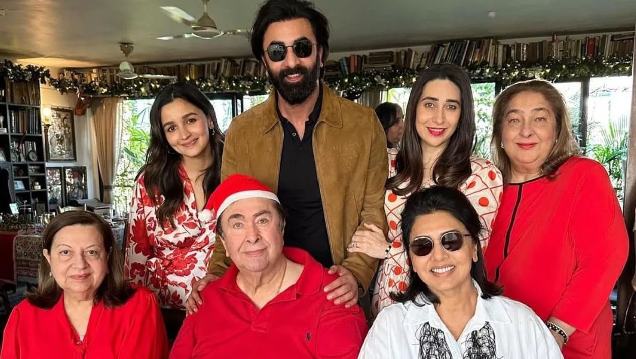 करिश्मा कपूरचे आजोबा अभिनेते आणि चित्रपट निर्माते राज कपूर यांना शोमॅन म्हटले जाते.अभिनेते ऋषी कपूर आणि राजीव कपूर हे तिचे काका आहेत, तर अभिनेत्री नीतू सिंग ही तिची काकू आहे.  अभिनेता रणबीर कपूर तिचा चुलत भाऊ आहे. 