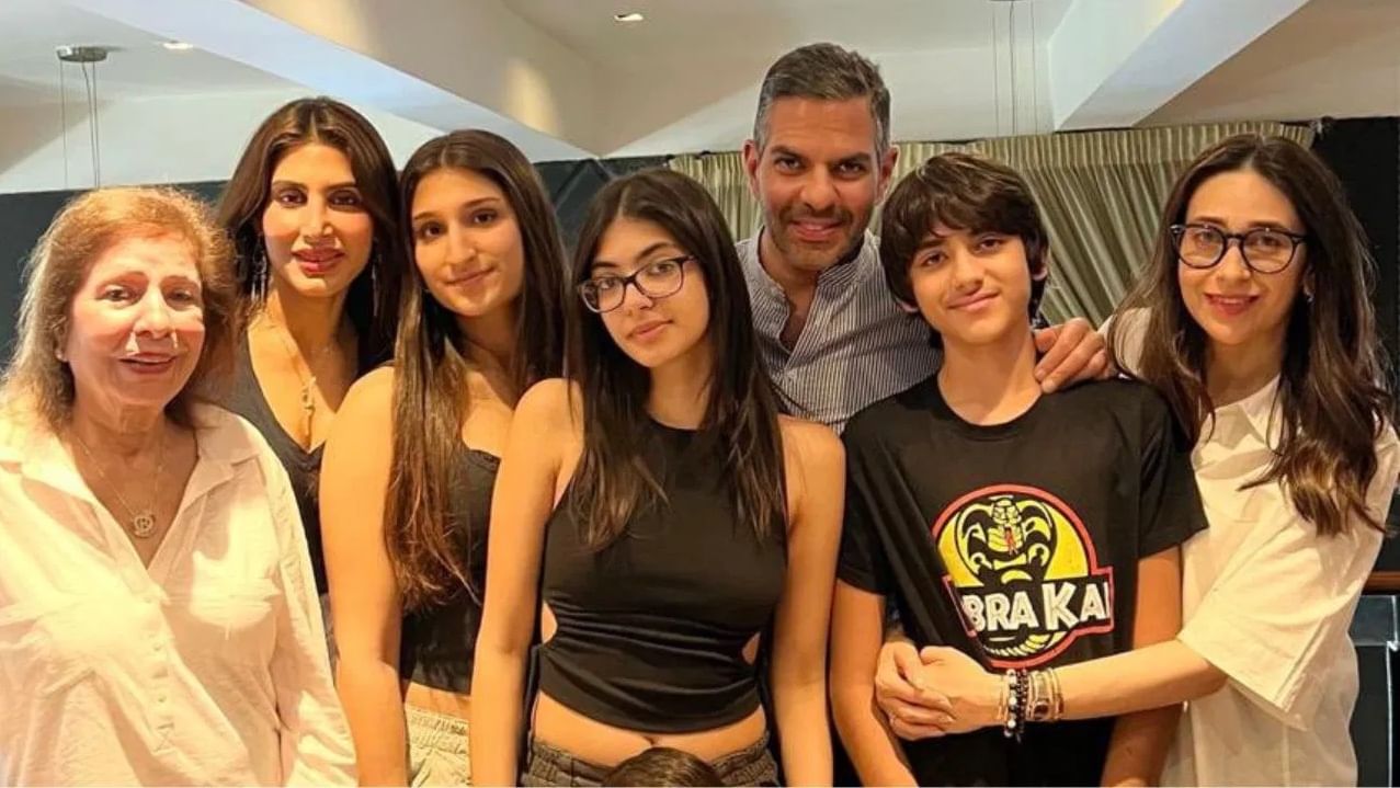 करिश्मा कपूरने मुंबईतील कॅथेड्रल आणि जॉन कॉनन स्कूलमध्ये शिक्षण घेतले आणि नंतर काही महिने मुंबईतील सोफिया कॉलेज फॉर वुमनमध्ये शिक्षण घेतले. बॉलिवूडमध्ये काम करण्यासाठी तिने तिचे शिक्षण अर्धवट सोडले.