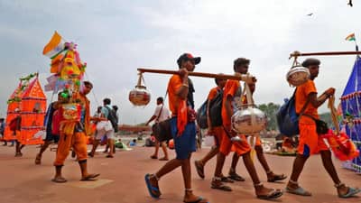 कावड यात्रेत 81 लिटरची कावड घेऊन हरिद्वारावरून निघाली तरुणी , म्हणाली माझा बॉयफ्रेंड..., कारण ऐकताच लोकांनी केला फुलांचा वर्षाव