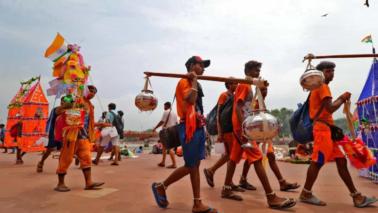 कावड यात्रेत 81 लिटरची कावड घेऊन हरिद्वारावरून निघाली तरुणी , म्हणाली माझा बॉयफ्रेंड..., कारण ऐकताच लोकांनी केला फुलांचा वर्षाव