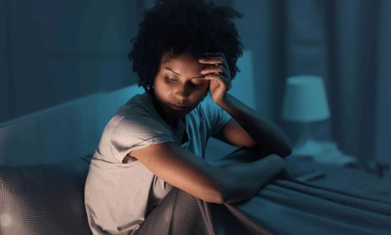 रात्री वारंवार बाथरूममध्ये जावं लागणं हे सामान्य लक्षण नाही. जर तुम्ही दर दोन ते तीन तासांनी लघवी करण्यासाठी उठत असाल, तर हे तुमच्या मूत्रपिंडांची फिल्टरिंग पॉवर कमी होत असल्याचे स्पष्ट लक्षण असू शकतं.