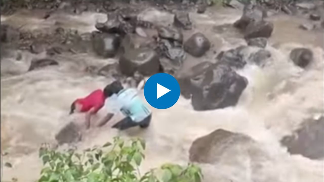 Kolhapur : वाहत्या धबधब्या खाली सेल्फी काढायला गेला अन्.., कोल्हापूरचा थरारक व्हिडीओ