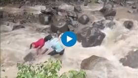वाहत्या धबधब्या खाली सेल्फी काढायला गेला अन्.., थरारक व्हिडीओ वाहत्या धबधब्या खाली सेल्फी काढायला गेला अन्.., थरारक व्हिडीओ