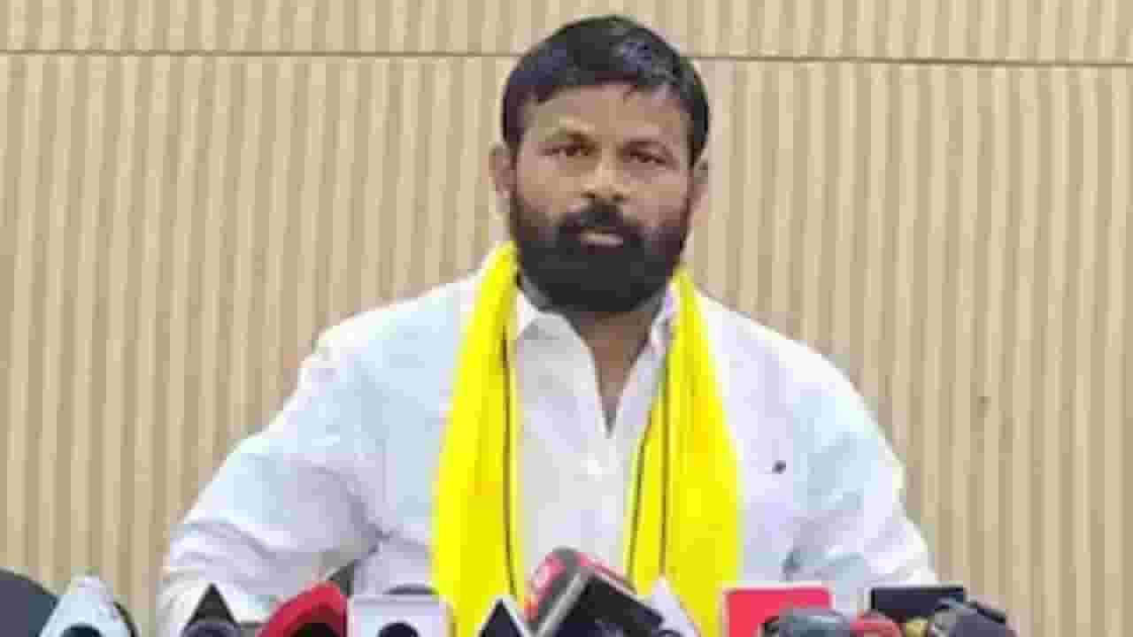 Suraj Chavhan : तुझा बंदोबस्त सांगून करू; सुरज चव्हाण यांचं लक्ष्मण हाकेंबद्दल मोठं विधान Suraj Chavhan : तुझा बंदोबस्त सांगून करू; सुरज चव्हाण यांचं लक्ष्मण हाकेंबद्दल मोठं विधान