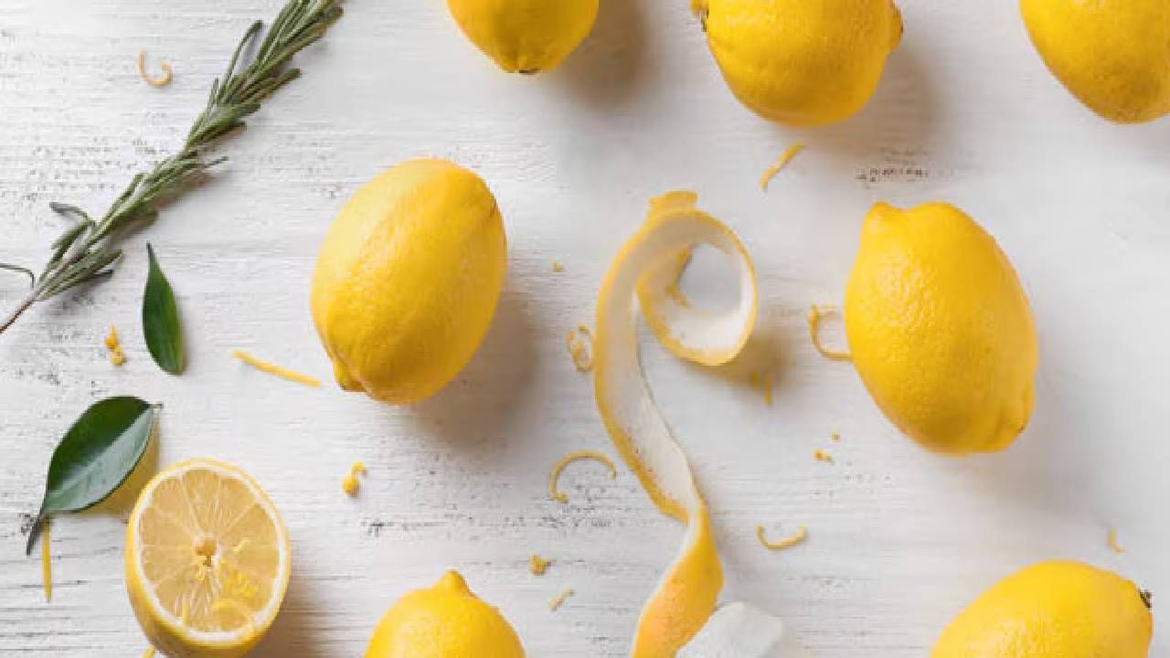 भांडी आणि सिंक स्वच्छ करण्यास मदत करते : लिंबाच्या सालीमध्ये नैसर्गिक आम्ल आणि तेल असते जे सहजपणे ग्रीस आणि हट्टी डाग काढून टाकते. तुम्ही ते मीठात मिसळून सिंक, गॅस स्टोव्ह किंवा भांडी स्वच्छ करण्यासाठी वापरू शकता. हे केवळ डाग काढून टाकत नाही तर ताजा सुगंध देखील देते.