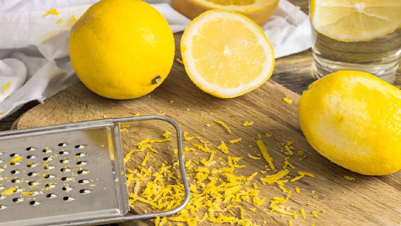 स्वयंपाकापासून ते त्वचेची काळजी आणि सौंदर्यप्रसाधनांपर्यंत तुम्ही लिंबाच्या साली वापरू शकता. हे केवळ तुमचा वेळ आणि पैसा वाचवत नाही तर पर्यावरणाच्या दृष्टिकोनातून एक पर्यावरणपूरक उपाय देखील आहे. चला तर मग जाणून घेऊया लिंबाच्या सालीचे घरगुती उपयोग जे तुमचे घर आणि शरीर दोन्ही चमकदार बनवतील.