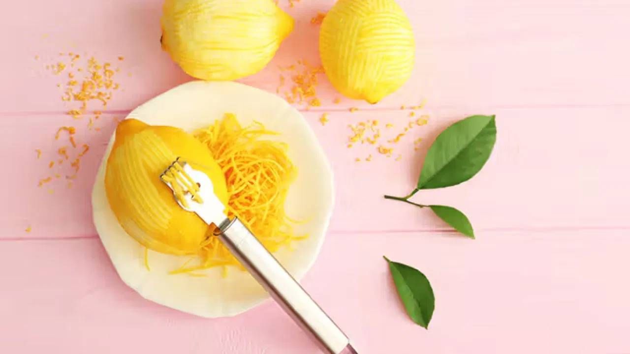 त्वचेच्या काळजीसाठी फायदेशीर : लिंबाच्या सालीमध्ये व्हिटॅमिन सी आणि अँटीऑक्सिडंट्स असतात. जे त्वचेला स्वच्छ आणि टोन करण्यास मदत करते. लिंबाच्या साली वाळवून पावडर बनवा आणि त्यात दही किंवा मध मिसळा आणि फेस पॅक म्हणून वापरा. यामुळे त्वचा तेजस्वी आणि स्वच्छ दिसते. 