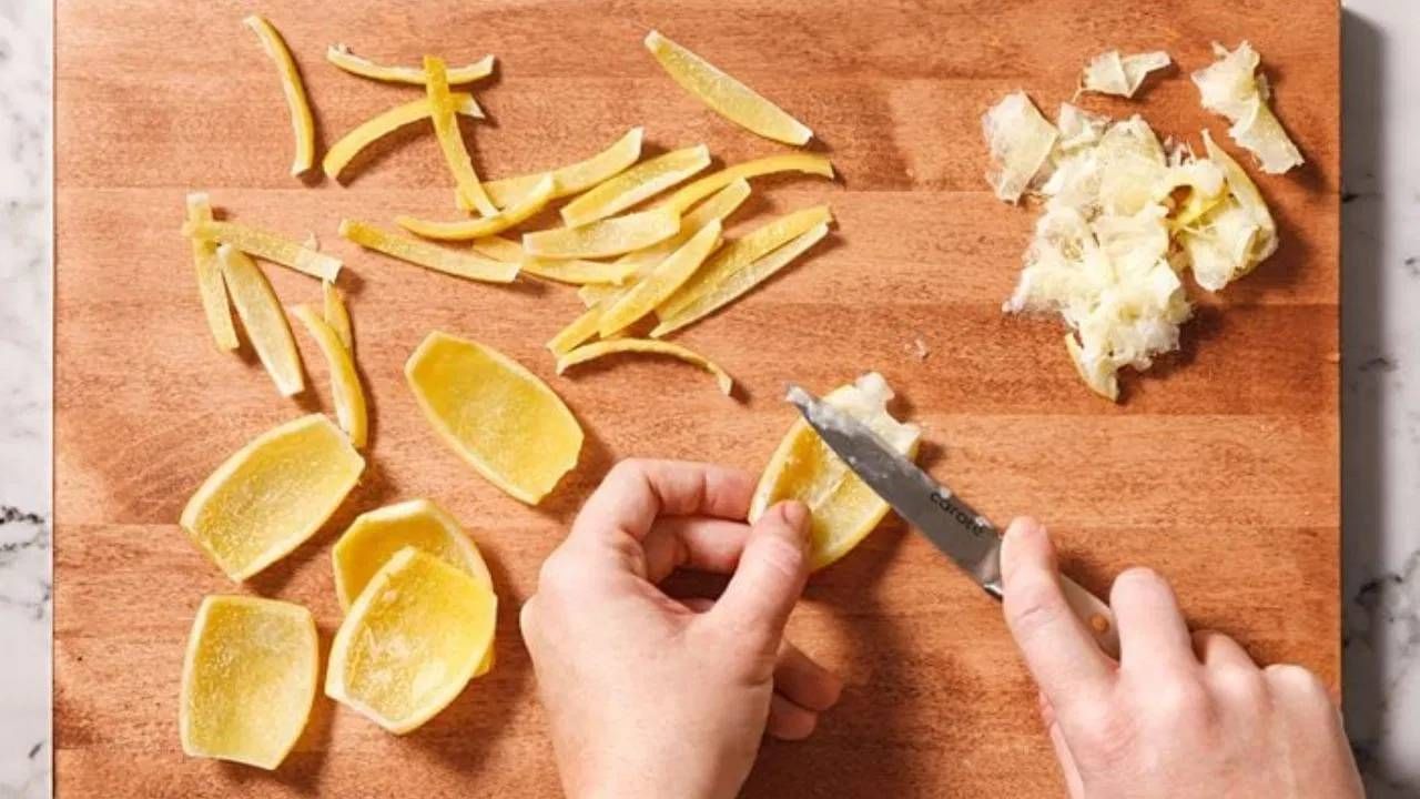 कीटकांना दूर ठेवण्यासाठी प्रभावी : लिंबाच्या सालीमध्ये आढळणारे लिंबूवर्गीय तेल कीटक आणि डासांना दूर ठेवते. खिडक्या किंवा दाराजवळ साले ठेवल्याने मुंग्या आणि झुरळांसारखे कीटक दूर राहतात. सालं वाळवून त्याची पावडर बनवा आणि जिथे कीटक दिसतात तिथे ती पावडर शिंपडा.