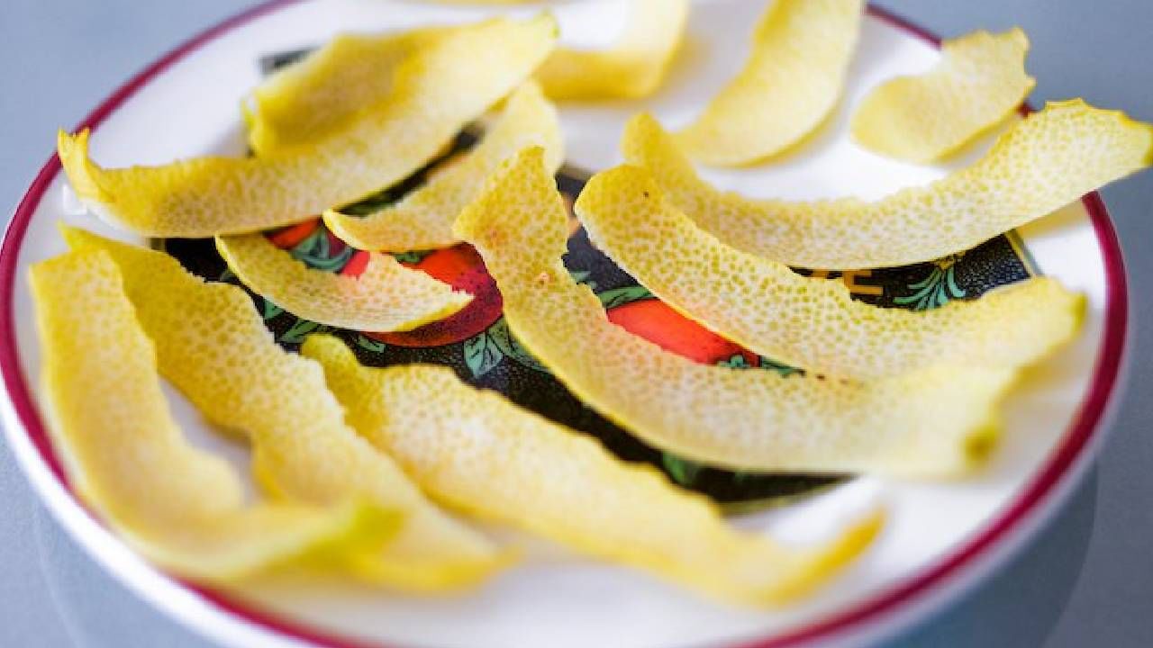 रेफ्रिजरेटर आणि कपाटांमधून दुर्गंधी दूर करा: जर तुमच्या फ्रिज किंवा कपाटाला दुर्गंधी येत असेल, तर वाळलेल्या लिंबाच्या साली एक उत्कृष्ट नैसर्गिक दुर्गंधीनाशक म्हणून काम करतात. फक्त ही साले कपडे किंवा भांड्यांवर ठेवा आणि ते वास शोषून घेतील आणि ती जागा ताजी आणि सुगंधित होईल.  