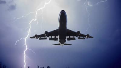 विमानावर वीज पडली तर काय होतं? सायंटिफिक लॉजिक काय?