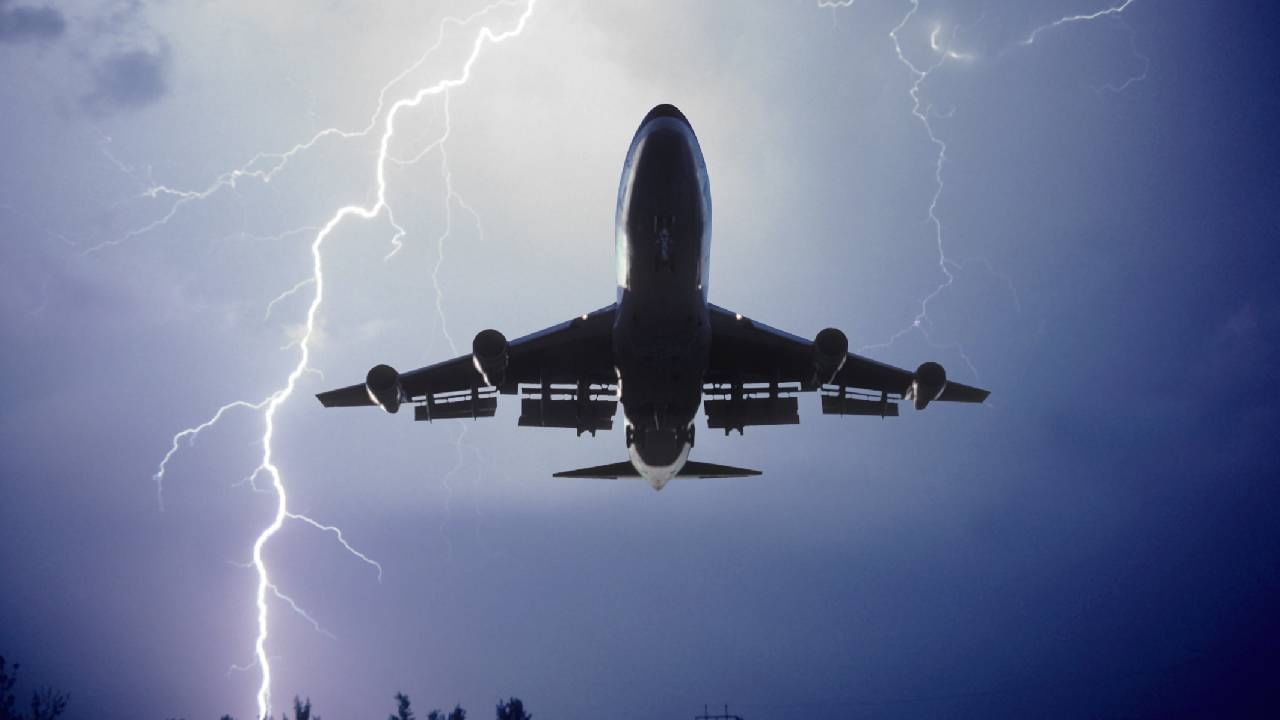 विमानावर वीज पडली तर काय होतं? सायंटिफिक लॉजिक काय? विमानावर वीज पडली तर काय होतं? सायंटिफिक लॉजिक काय?