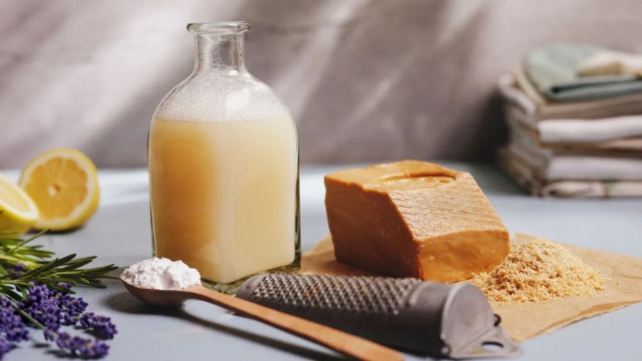 साबण बनवण्यासाठी आवश्यक तेले, सोडियम हायड्रॉक्साईड, रंग आणि सुगंधी सार यांसारखे घटक वापरले जातात आणि डिटर्जंटसाठी सोडियम कार्बोनेट, एसएलएस, फॉस्फेट यांसारखे घटक वापरले जातात.